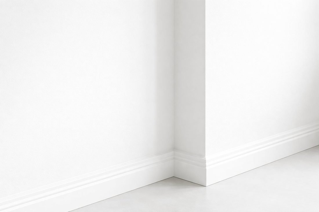 Detalle de acabado profesional de pared con papel pintado en Cambrils